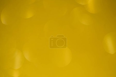 Foto de Fondo brillante, textura brillante llena de reflejos y oropel en color amarillo - Imagen libre de derechos