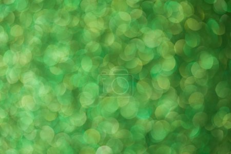Foto de Fondo brillante, textura brillante llena de reflejos y oropel en color verde. - Imagen libre de derechos