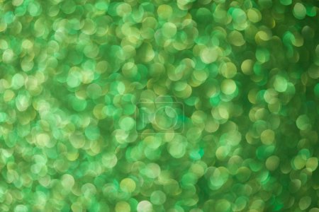 Foto de Fondo brillante, textura brillante llena de reflejos y oropel en color verde. - Imagen libre de derechos