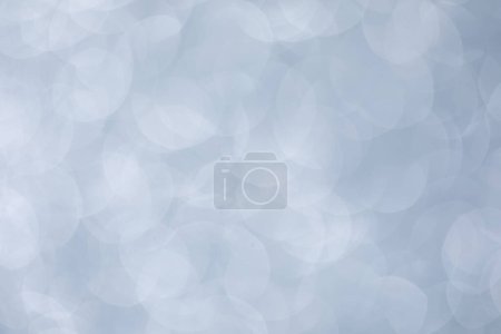 Foto de Fondo brillante, textura brillante llena de reflejos y oropel en color plata - Imagen libre de derechos