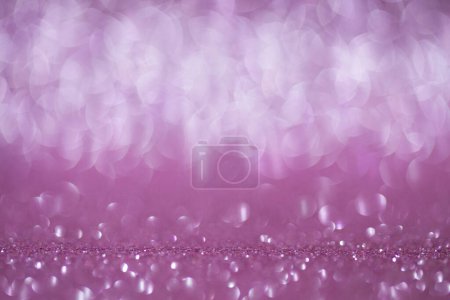 Foto de Fondo brillante, textura brillante llena de reflejos y oropel en color rosa - Imagen libre de derechos