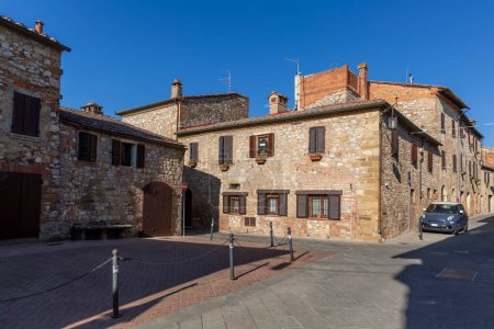 Téléchargez les photos : Maisons traditionnelles en pierre à Montefollonico, Italie - en image libre de droit