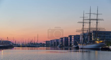 Téléchargez les photos : Belle vue coucher de soleil sur le port de Bremerhaven, Allemagne - en image libre de droit