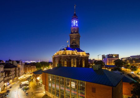 Téléchargez les photos : Vue du soir de l'église St. Michaels à Hambourg, Allemagne - en image libre de droit
