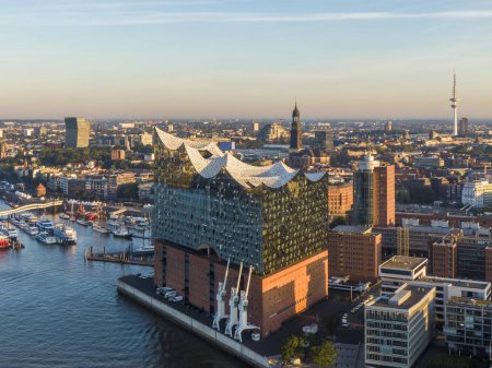 Téléchargez les photos : Vue aérienne de l'Elbphilharmonie à Hambourg, Allemagne - en image libre de droit