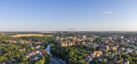 Téléchargez les photos : Vue aérienne du Merseburg avec un château au premier plan, Allemagne - en image libre de droit