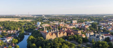 Téléchargez les photos : Vue aérienne du Merseburg avec un château au premier plan, Allemagne - en image libre de droit