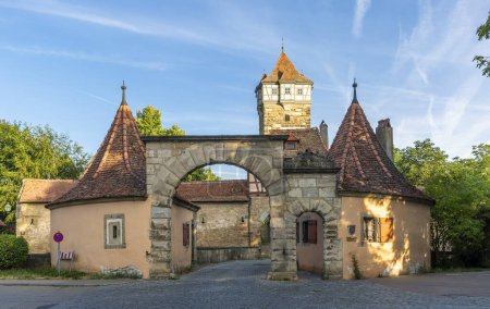 Téléchargez les photos : Porte de Roeder dans la vieille ville historique de Rothenburg ob der Tauber, Allemagne - en image libre de droit