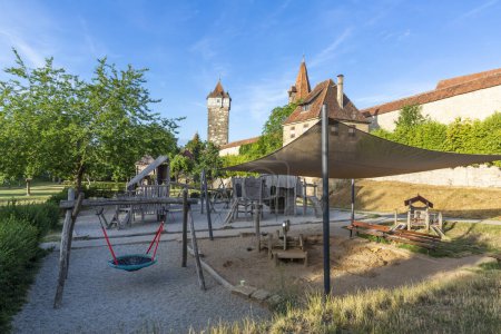 Téléchargez les photos : Aire de jeux pour enfants dans la ville historique de Rothenburg ob der Tauber, Allemagne - en image libre de droit