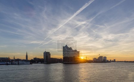 Téléchargez les photos : Lever de soleil sur Hambourg avec Elbphilharmonie au premier plan, Allemagne - en image libre de droit