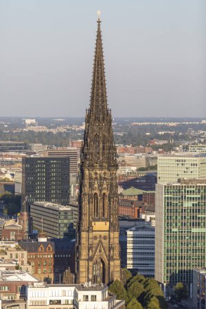 Téléchargez les photos : Vue aérienne de l'église Saint-Nicolas à Hambourg, le plus haut bâtiment du monde de 1874 à 1876 - en image libre de droit