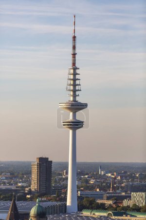 Téléchargez les photos : Vue aérienne de la tour Heinrich Hertz à Hambourg, Allemagne - en image libre de droit