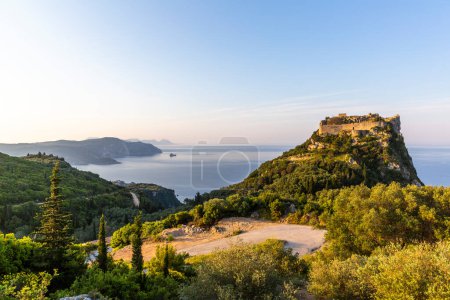 Téléchargez les photos : Vue de face d'un château byzantin Angelokastro sur l'île de Corfou, Grèce - en image libre de droit