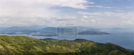 Panorama des côtes grecques et albanaises depuis le mont Pantokrator sur l'île de Corfou, Grèce