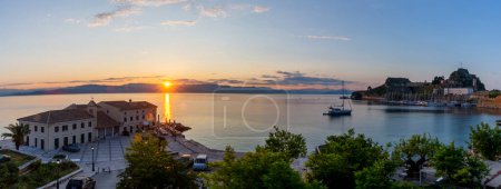 Téléchargez les photos : Beau lever de soleil sur l'île de Corfou, Grèce - en image libre de droit