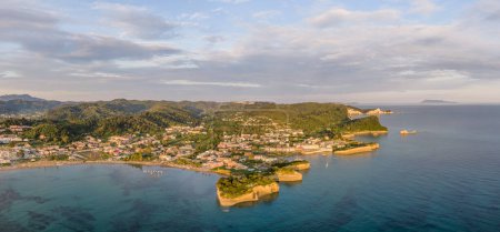 Téléchargez les photos : Vue aérienne des falaises près de Sidari ville côtière sur l'île de Corfou, Grèce - en image libre de droit