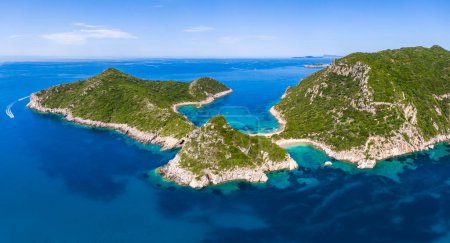 Téléchargez les photos : Vue aérienne de la plage de Porto Timoni sur l'île de Corfou, Grèce - en image libre de droit