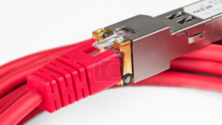 Foto de Conector jack registrado RJ45 en detalle del módulo de interfaz de red sobre fondo blanco. Primer plano del transceptor enchufable de factor de forma pequeño estandarizado (SFP) y los cables de conexión de par trenzado Ethernet rojo. - Imagen libre de derechos