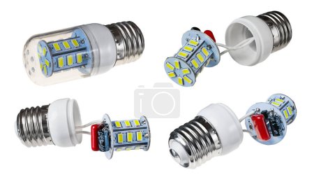 Set aus ganzen elektrischen LED-Lampen und ihren inneren Teilen isoliert auf weißem Hintergrund. Gelbe Leuchtdioden und elektronische Bauteile auf der Treiberplatine mit Metallschraubbuchsen an Kabeln.