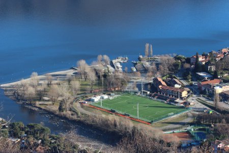 Foto de Cannobio overview on Maggiore Lake, Piedmont, Italy. campo de fútbol y puerto turístico - Imagen libre de derechos