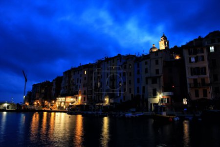 Téléchargez les photos : Portovenere la nuit un village de pêcheurs médiéval dans le nord de l'Italie - en image libre de droit