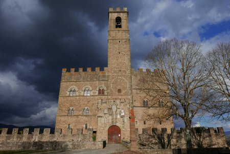 Foto de Castillo de Poppi un castillo medieval en Poppi, Toscana, Italia, - Imagen libre de derechos