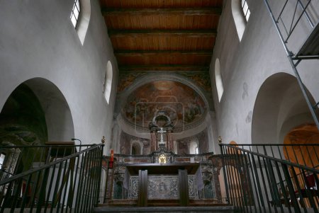 Foto de LOCARNO, SUIZA - 14 de marzo de 2023: Vista del altar y ábside dentro de la iglesia románica de San Vittore - Imagen libre de derechos