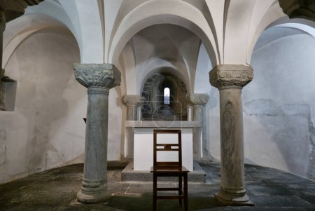 Téléchargez les photos : LOCARNO, SUISSE - 14 MARS 2023 : Crypte à l'intérieur de l'église romane de San Vittore - en image libre de droit