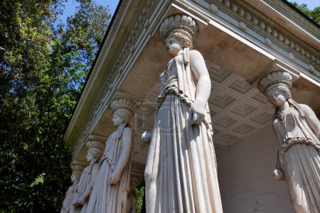 Téléchargez les photos : MORCOTE, SUISSE. temple grec Caryatide dans le parc public Scherrer - en image libre de droit
