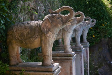 Téléchargez les photos : Sculptures d'éléphants dans le parc Scherrer, Morcote, Suisse - en image libre de droit