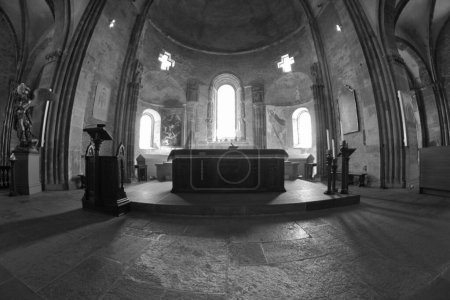 Foto de Abadía de San Miguel Interior, el altar mayor, Avigliana, Italia - Imagen libre de derechos
