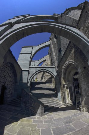 Téléchargez les photos : Extérieur de l'abbaye Saint-Michel, escalier menant à l'entrée, Avigliana, Italie - en image libre de droit