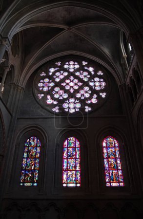 Foto de LAUSANNE, SUIZA - 5 de agosto de 2023: el rosetón de 8,05 metros de diámetro en la Catedral de Notre Dame considerado uno de los rosetones más significativos de Europa - Imagen libre de derechos