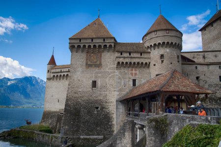 Téléchargez les photos : MONTRÉAUX, SUISSE - 7 AOÛT 2023 : visite de la forteresse médiévale de Chillon sur le lac Leman - en image libre de droit