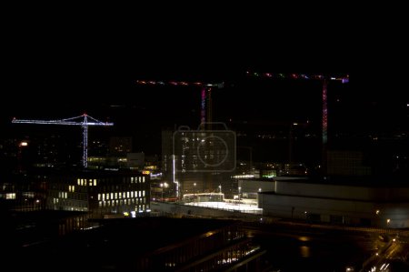 Téléchargez les photos : LAUSANNE, SUISSE - 3 JANVIER 2024 : Vue d'ensemble de Prilly la nuit avec l'installation polyvalente Vaudoise Arena - en image libre de droit