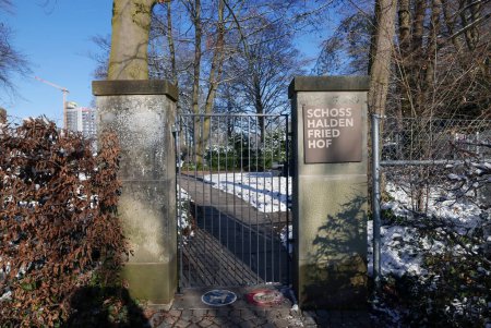 Téléchargez les photos : BERN, SUISSE - 20 JANVIER 2024 : Entrée du cimetière Paul Klee à Schosshaldenfriedhof - en image libre de droit