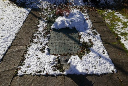 Téléchargez les photos : BERN, SUISSE - 20 JANVIER 2024 : Pierre tombale de Paul Klee à Schosshaldenfriedhof, Le peintre est décédé en 1940. Les médecins ont déclaré que la cause du décès était la défaillance des organes internes, provoquée par la sclérodermie - en image libre de droit