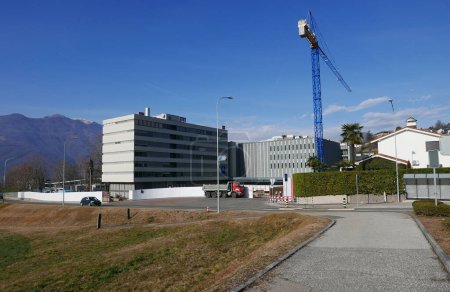 Foto de COMANO, SUIZA - 26 DE ENERO DE 2024: Trabajos de construcción en la sede de RSI SRG SSR, el exterior de la Swiss Broadcasting Corporation - Imagen libre de derechos