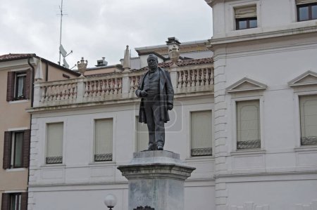 Foto de PADUA, ITALIA - 2 DE MARZO DE 2024: Camillo Benso Cavour Estatua en la Plaza Cavour, fue un político, economista y una figura destacada en el movimiento hacia la unificación italiana - Imagen libre de derechos