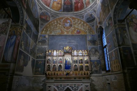 Téléchargez les photos : PADUA, ITALIE 2 MARS 2024 : le Polyptyque du XIVe siècle de Giusto de 'Menabuoi sur l'autel du baptême - en image libre de droit