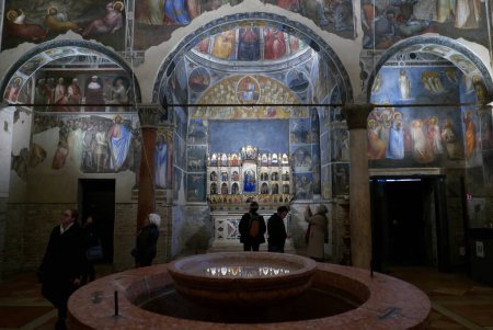 Téléchargez les photos : PADUA, ITALIE 2 MARS 2024 : Les gens dans la cathédrale Baptistère admirer les fresques de Giusto de 'Menabuoi créé au 14ème siècle - en image libre de droit
