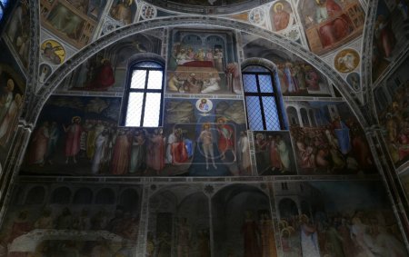 Téléchargez les photos : PADUA, ITALIE 2 MARS 2024 : Cathédrale Baptistère, les fresques inspirées des scènes de l'Ancien et du Nouveau Testament chef-d'œuvre de Giusto de 'Menabuoi - en image libre de droit