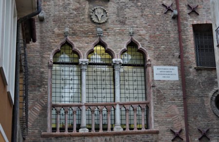 Padua, Italia, Ventana medieval en casa histórica del siglo XII 