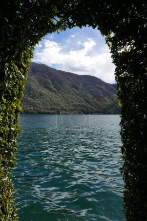 Blick auf den Lago Ceresio von der Villa Fogazzaro, Historisches Gebäude und Museum
