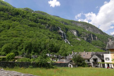 Blick auf den Kranzunasc-Wasserfall vom Cevio, Kanton Tessin, Schweiz