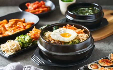 cuenco bibimbap coreano en la mesa con muchos platos diferentes