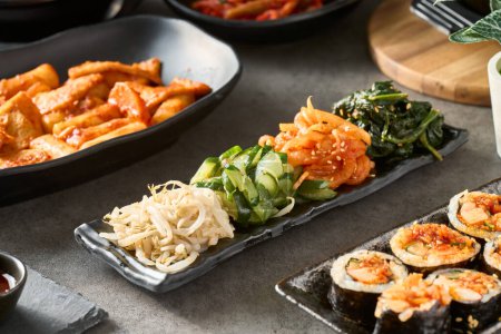 Foto de Plato de surtido kimchi coreano y verduras en vinagre en la mesa de la cena - Imagen libre de derechos