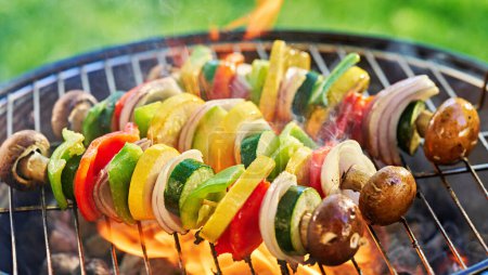 Téléchargez les photos : Brochettes barbecue végétalien grillage sur barbecue au charbon de bois - en image libre de droit