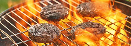 Foto de Asar hamburguesas en una parrilla de carbón en la cocina del patio trasero - Imagen libre de derechos