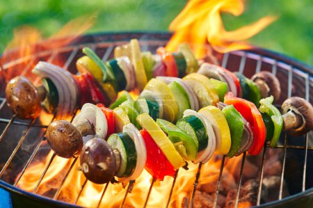 Téléchargez les photos : Brochettes barbecue végétalien grillage sur barbecue au charbon de bois - en image libre de droit